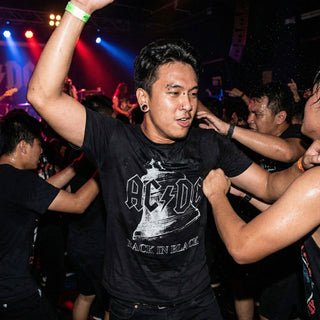 AC/DC Carbon T-Shirt: Back In Black Bell (Black)